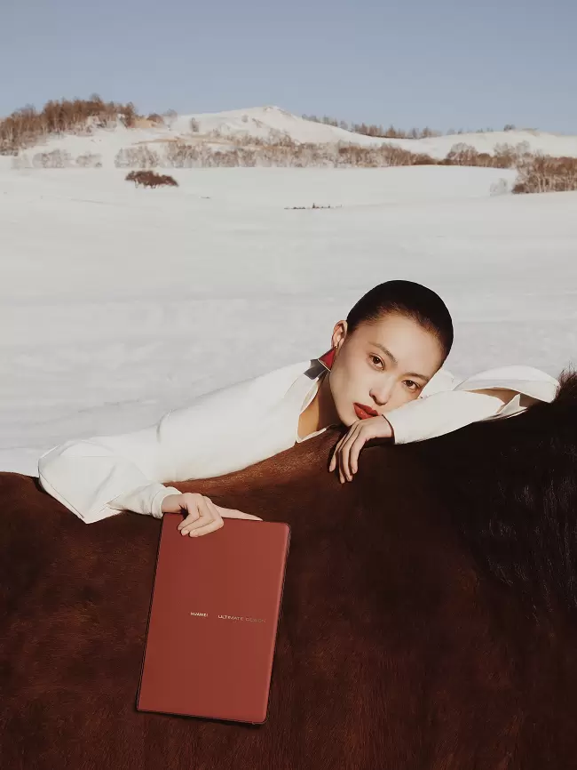 华为折叠屏竟披上瑞红外衣，原来藏着这些东方美学秘密(图2)