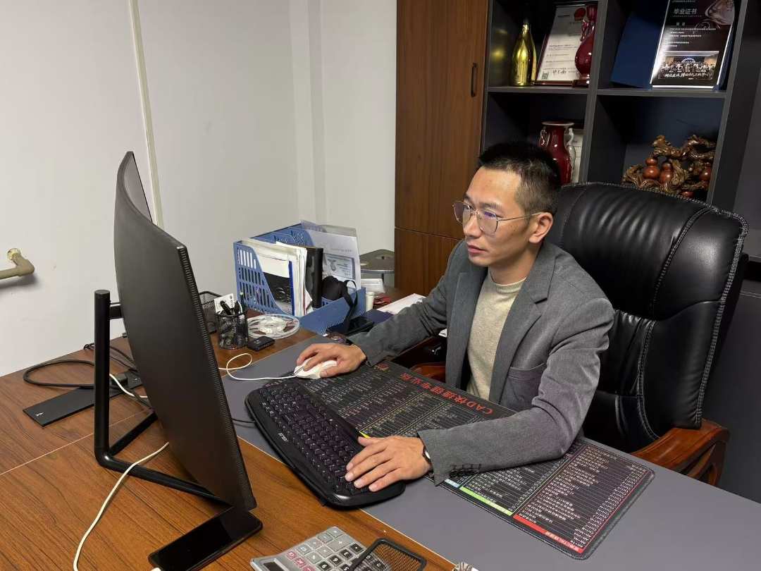 垫资400万险破产，他靠跨境AI“打工人”逆袭，三年做到20 - 新媒体情报驿站