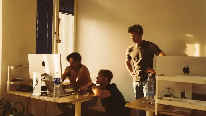 “AI超人”的诞生:Sintra如何在车库为全球小商户装上翅膀(图2) “AI超人”的诞生:Sintra如何在车库为全球小商户装上翅膀(图2)