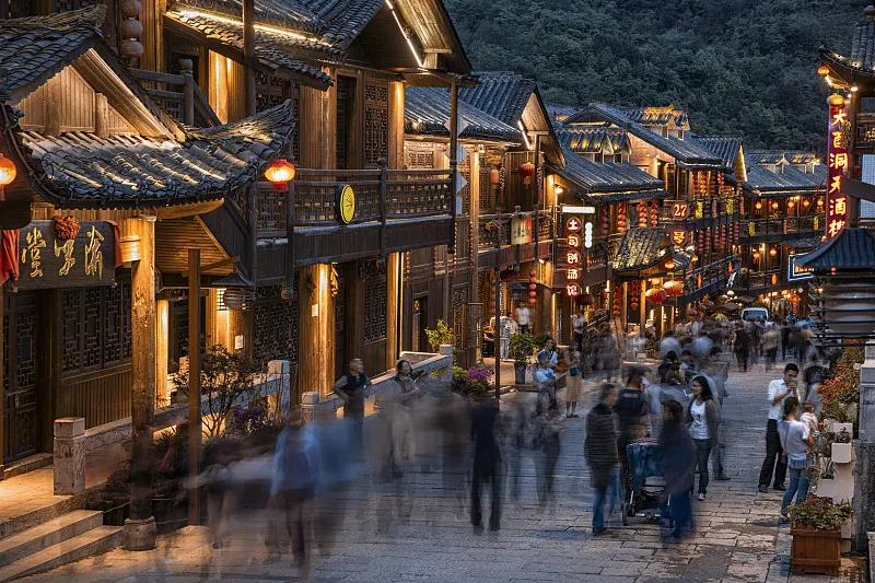 对赌、夜宴与红线的生意：文旅“江湖”里的契约、灯光与生存 - 新媒体情报驿站