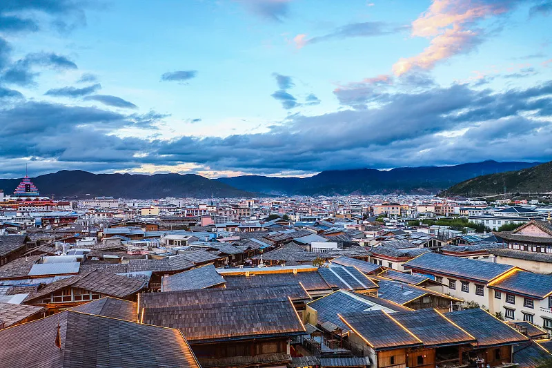 香格里拉独克宗古城图片 高原“阿加”:一位藏族女性与一间客栈的二十年守望(图2)