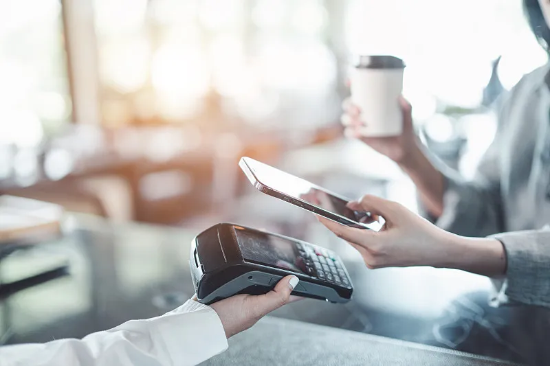 从一间小店到港交所大门:一位潮汕中专生的三十年商业远征(图1) 从一间小店到港交所大门:一位潮汕中专生的三十年商业远征(图1)