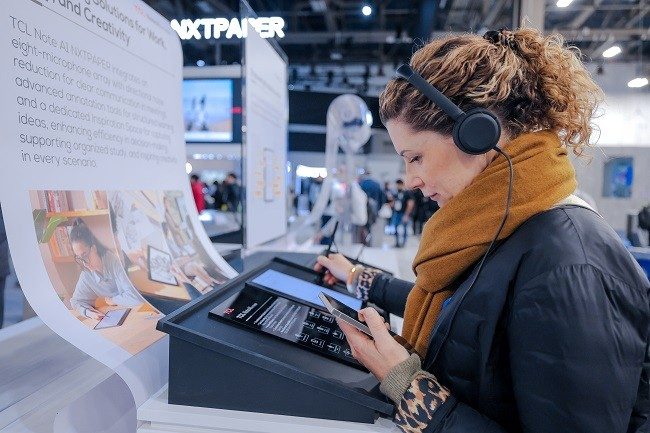 TCL在CES上亮出黑科技，竟然把电视做到了2厘米厚(图5)