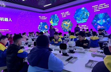 50台AI下棋机器人走进校园，孩子们竟然这样学人工智能(图3)