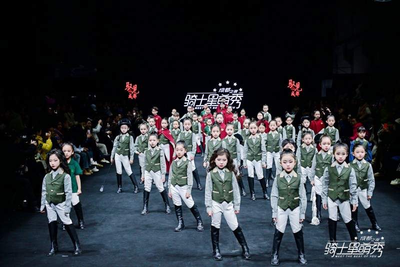 8年超万名孩子登台，这个马术秀竟然让普通孩子变身自信骑士(图4)