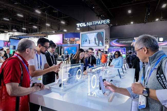 TCL在CES上亮出黑科技，竟然把电视做到了2厘米厚(图4)