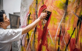 “她”会是艺术界的新偶像吗？全球首个人工智能机器人艺术家Ai-Da的个展在伦敦揭 - 新媒体情报驿站