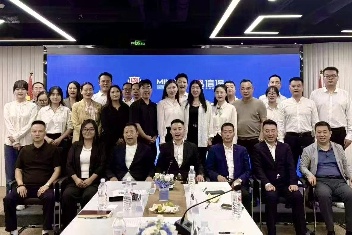 河南郑港投资公司与贵州季父酒业集团举行战略合作签约仪式暨第17期品牌RWA黑马100创业沙龙在郑州举行(图1)